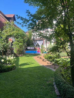 Blick auf den Pool vom Gartenweg / View of the pool from the garden path