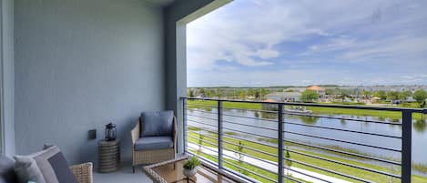 Balcony with stunning lakeview