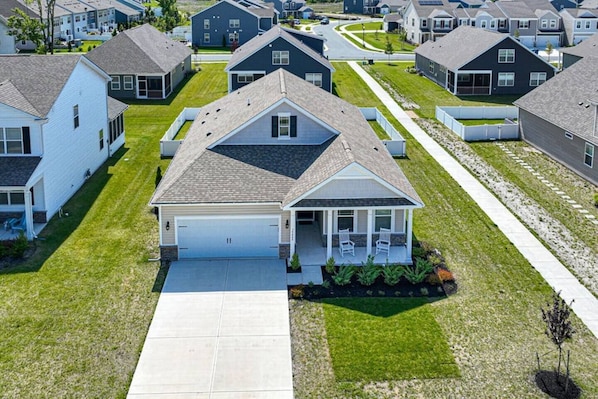 Presenting our cozy single-family haven, adorned with a lush front yard and a private backyard oasis, set in a serene suburban neighborhood. ✨