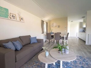 Möbel, Couch, Komfort, Tabelle, Stuhl, Beleuchtung, Interior Design, Wohnzimmer, Flooring, Gebäude