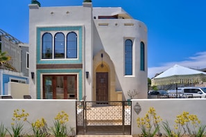 Beautiful 3BD/3BR Moroccan-Style Beach House w/ Garage