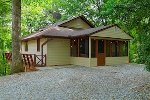 Located in a quiet part of Helen minutes away from everything