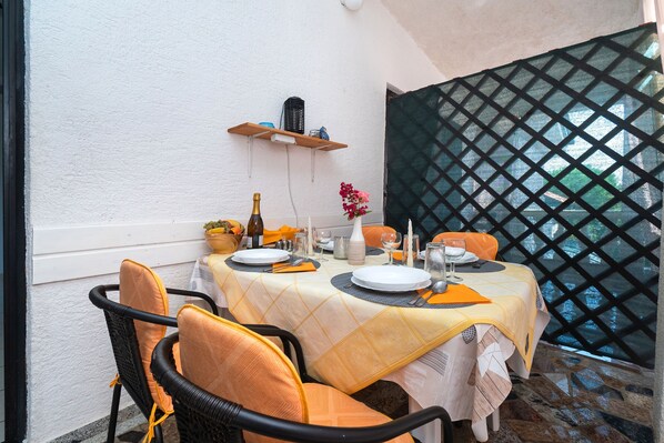 Outdoor dining