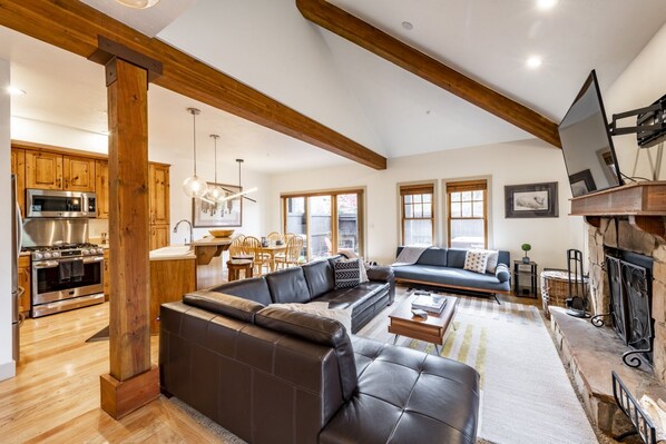 Light and airy living room / kitchen and dining area