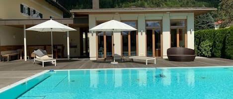 Pool und Terrasse
