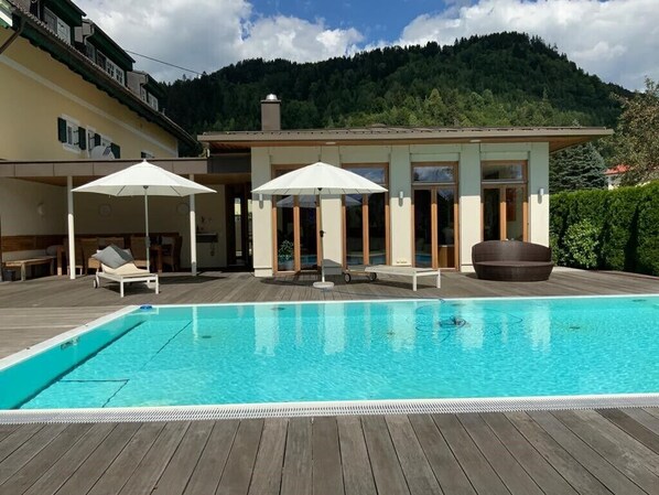 Pool und Terrasse
