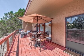 Front Deck - Outdoor Dining + Lounge Area
