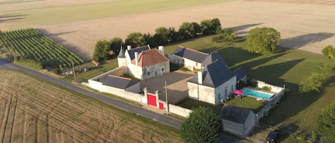 l'ensemble de la propriété au milieu de la campagne
