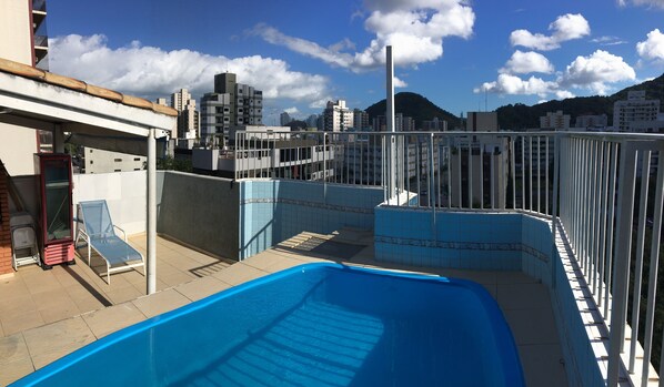 Piscina  cristalina, ar livre, churrrasco com família e amigos... tudo de bom!