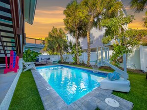 Palm tree lighting + this backyard =heaven on AMI :-)