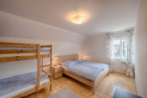 Schlafzimmer - Doppelbett & Stockbett