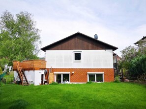 Hausansicht und Garten