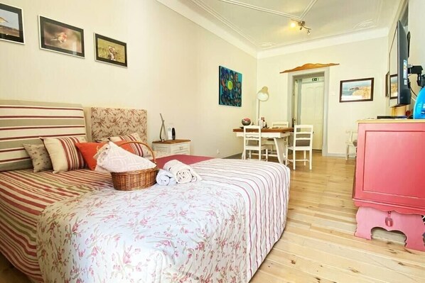 Quarto e zona de comer.