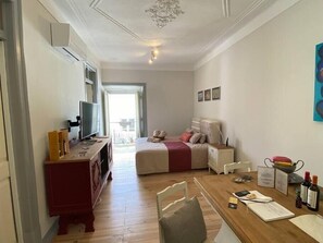 Quarto com varanda.