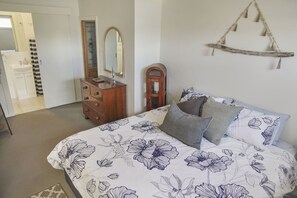 Main bedroom with ensuite, roomy and a king size bed