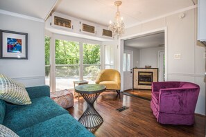 sitting area off kitchen