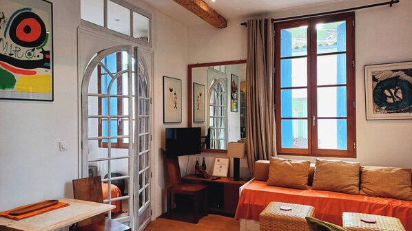 Suite avec chambre indépendante. Lumineuse. Bois, pierre, lin. Wifi, cuisine