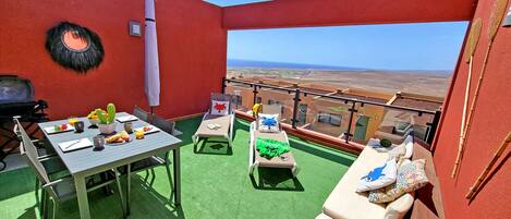 Terrasse mit Meerblick und auf die tolle Landschafts Fuerteventuras
