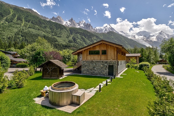 Jacuzzi avec vue sur les montagnes