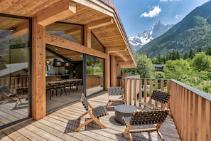 Le balcon accessible du salon avec BBQ en été