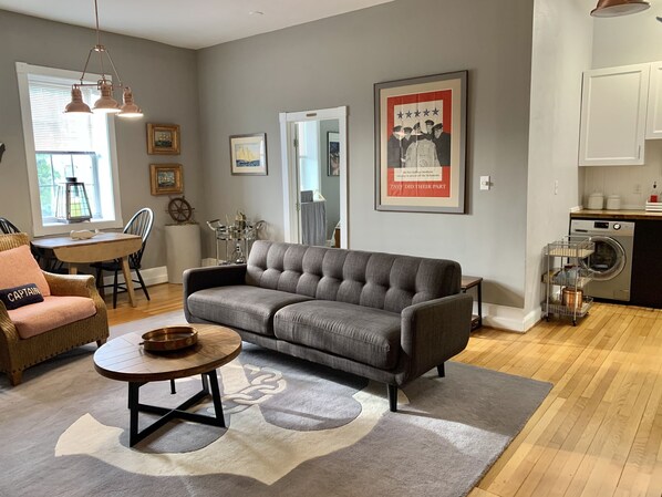 900 ft.² one bedroom/studio condominium. 65 inch smart TV. Wi-Fi and streaming.