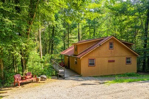 Bear Creek Hollow--close to attractions but tucked in the woods for a true Smoky Mountains Experience!!