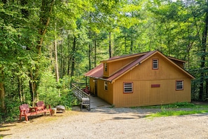 Bear Creek Hollow--close to attractions but tucked in the woods for a true Smoky Mountains Experience!!