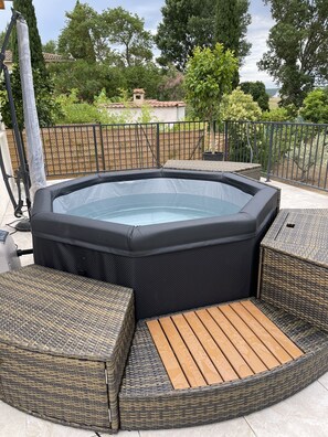 Outdoor spa tub