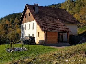 Les Adrets du Charron, en lisière de forêt, sentiers de randonnées à 50 mètres.