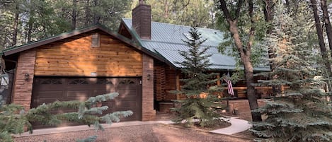Welcome to Al's Place! Authentic, Luxury, Log Cabin Living!