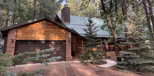 Welcome to Al's Place! Authentic, Luxury, Log Cabin Living!