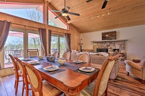2nd floor. Dining with a lake view 