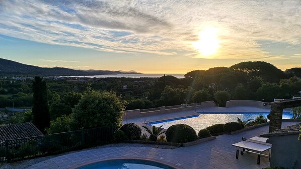 Pool mit Blick auf die Bucht von Saint Tropez