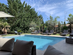 Salon bas de jardin pour prendre l'apéritif ou se reposer à l'ombre.