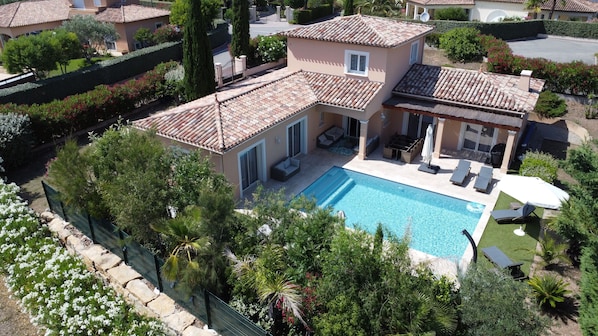 Villa Giovanna avec piscine chauffée à Saint-Raphaël. Extérieur Sud.