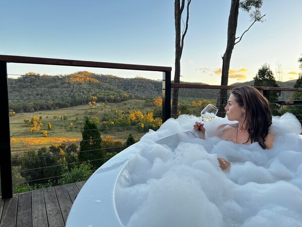 Outdoor spa tub