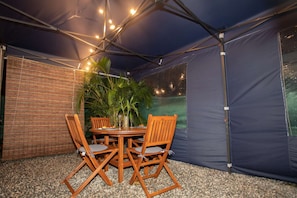 JARDIN PRIVATIF de 70m2 avec un bel espace de détente sous une tente(18m2) équipée d'une guirlande lumineuse