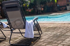 PISCINE EXTÉRIEURE 7J/7 de 9h à 19h (deux transats sont mis gracieusement à disposition)
