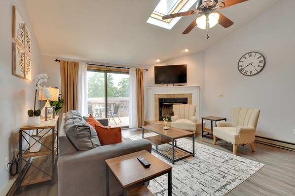 Oakland Vacation Rental | 2BR | 3BA | 3-Story Townhome | 2 Steps to Enter