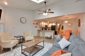 Living Room | Main Floor | Sleeper Sofa | Free WiFi | Smart TV | Central A/C