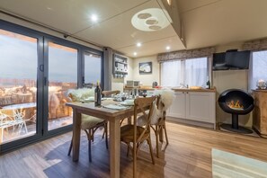 The Bothy, Ringstead: The kitchen is well-equipped and has everything you need