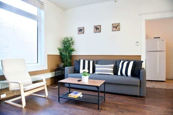 Come relax in this cozy spot!