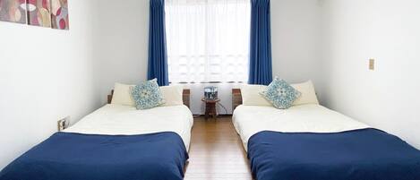 2 low semi-double beds