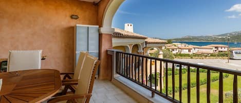 Casa Cobalto is a bright apartment with sea view, terrace & quality furnishing