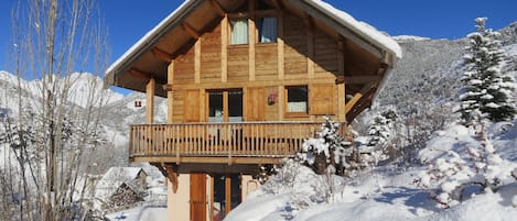 Vue du chalet l'hiver, la location est en rez de jardin avec  entrée privative.