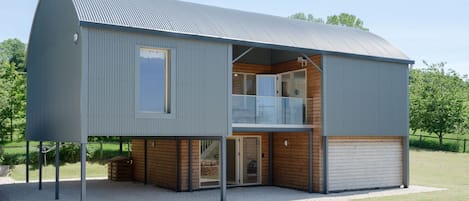 Front View and Carport, Hill View Rise, Bolthole Retreats