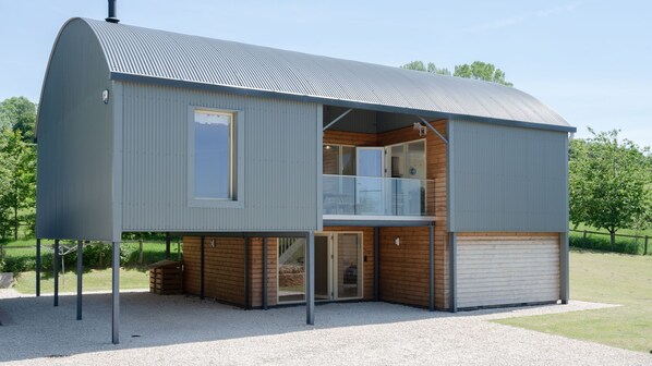 Front View and Carport, Hill View Rise, Bolthole Retreats