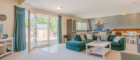 Living Area to Kitchen, Ledge View, Bolthole Retreats