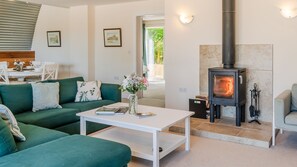 Living Area Fireplace, Ledge View, Bolthole Retreats