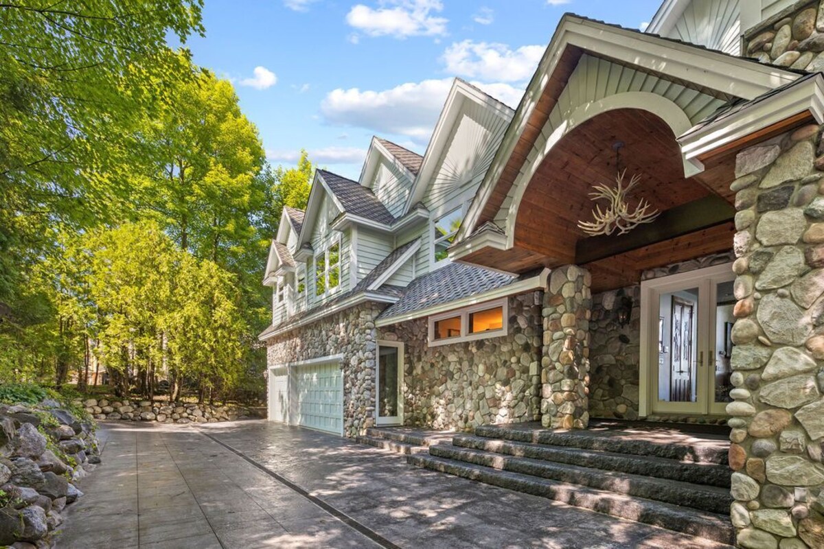 Private Torch Lake Home – Lakefront Vacation Paradise